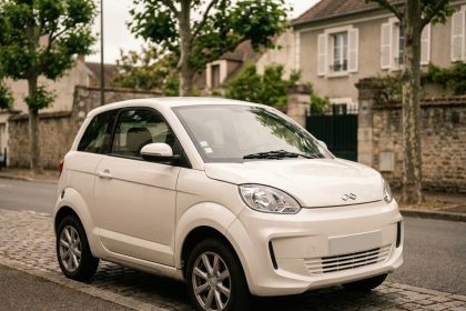 Ligier Myli voiture sans permis blanche garée dans une rue résidentielle française vue de trois quarts avant